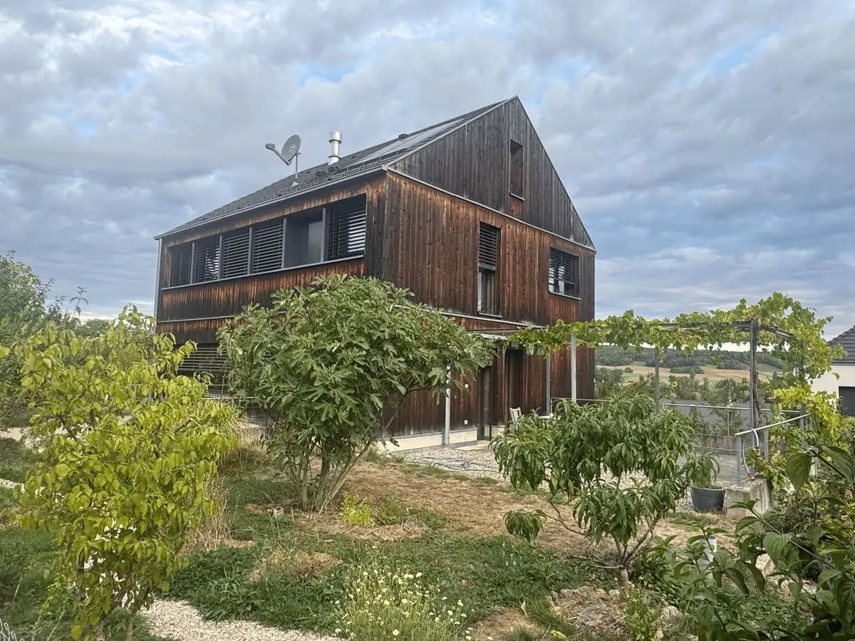 maison structure béton avec habillage et bardage bois - 01
